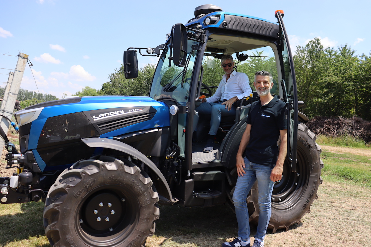 Antonio Salvaterra, direttore Marketing Agro Tractors e, in cabina, Mario Danieli contry Manager Italia Agro Tractors